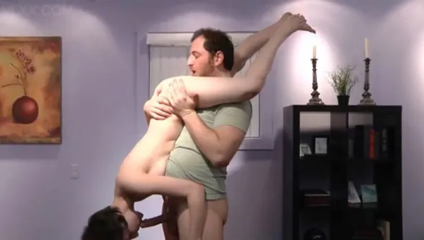 phim sex trung hd Lén đi chơi đêm, con gái bị bố phát hiện và "phạt yêu"